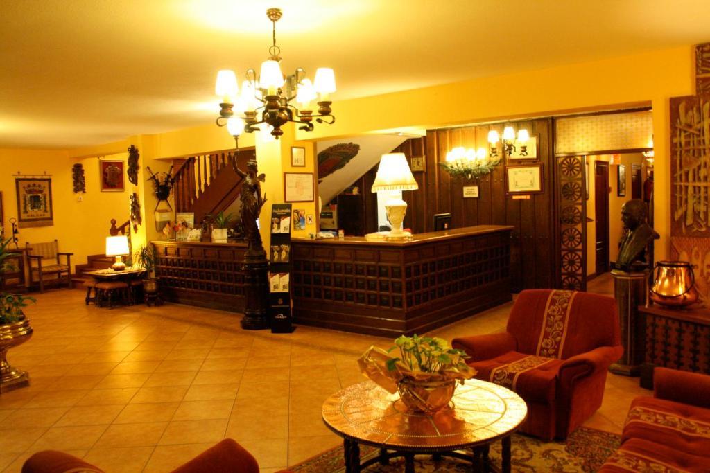 Hotel Valentin Агілар-де-Кампоо Екстер'єр фото